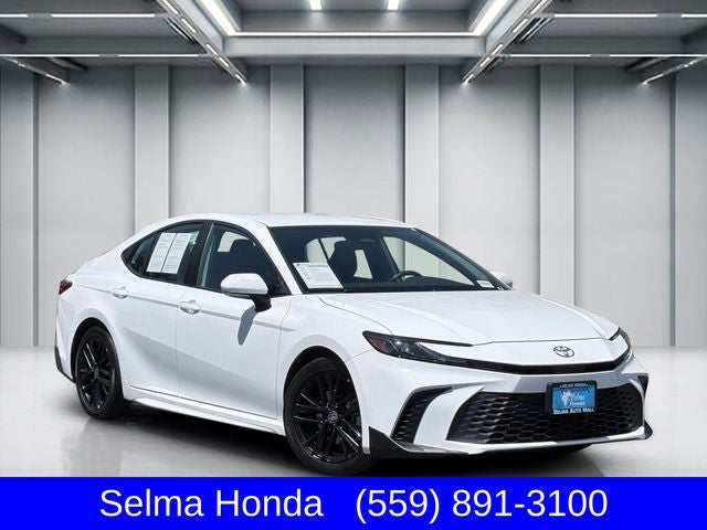 2025 Toyota Camry XLE Hybrid's photo