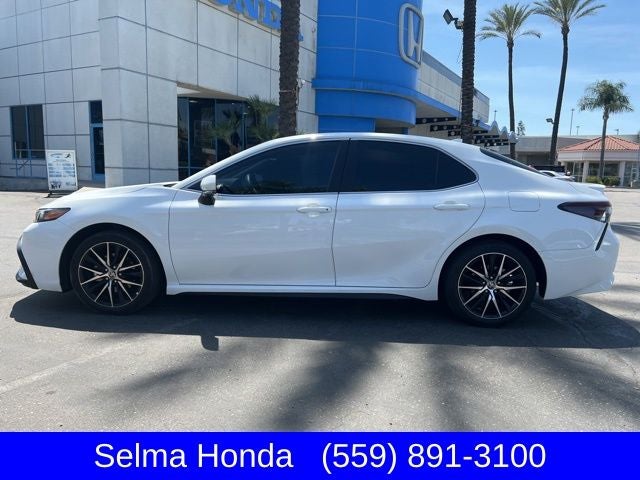 2024 Toyota Camry SE's photo